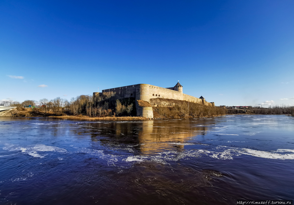 Крепость Ивангород на границе с Эстонией