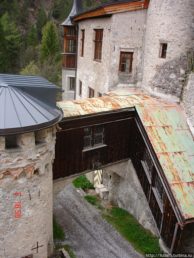 часть замка 12 века Земля Тироль, Австрия