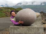 Каждое каменное яйцо по форме и цвету похоже на яйца птиц, прилетающих на лето в Исландию