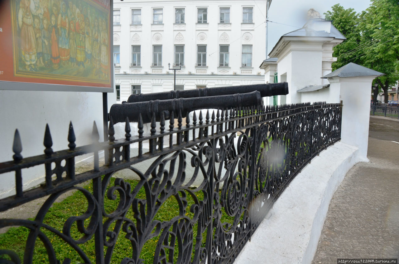 Пушки у здания Романовского музея в Костроме. Кострома, Россия