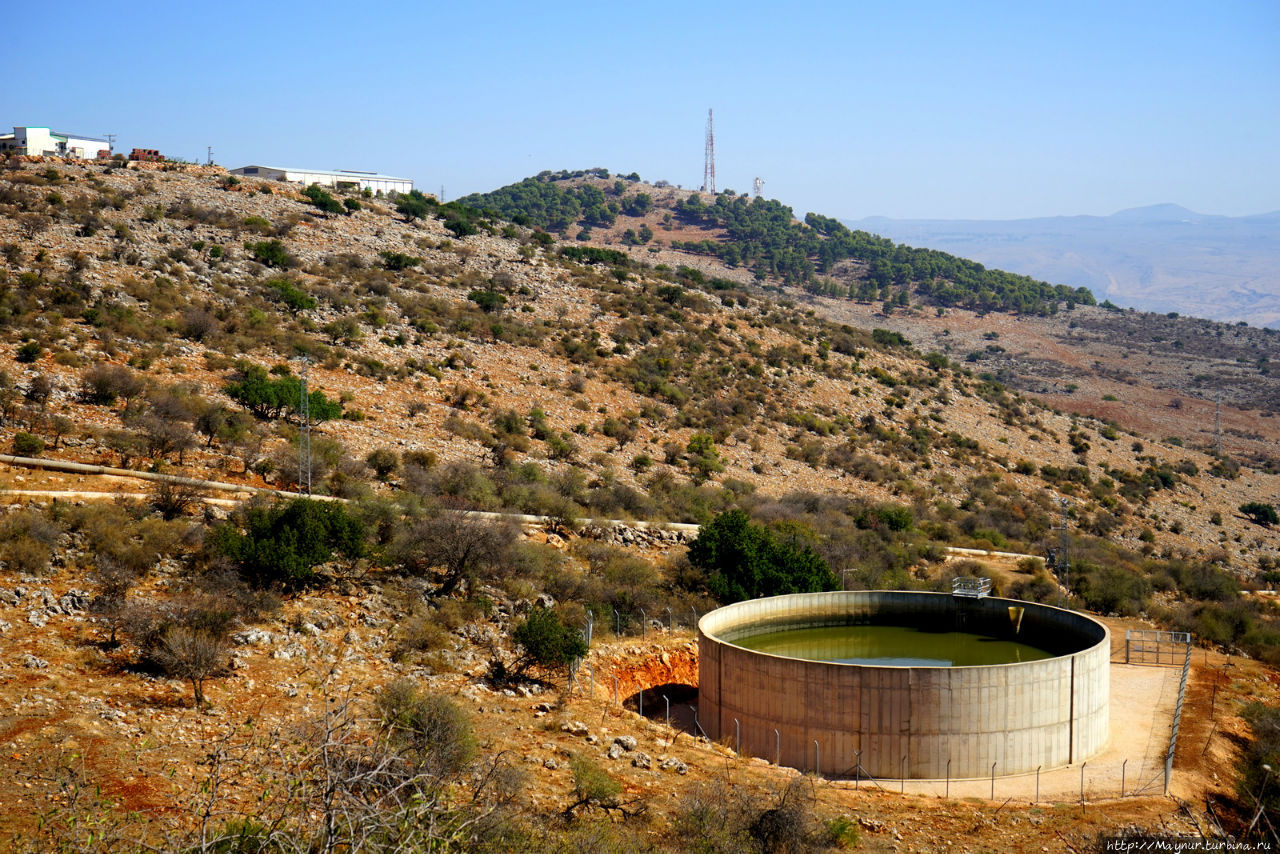 После безопасности  государства  вопрос  с  водой    стоит  на  втором  месте. Она  вся собирается в  трубы и резервуары. Мерон (город и гора 1208м), Израиль