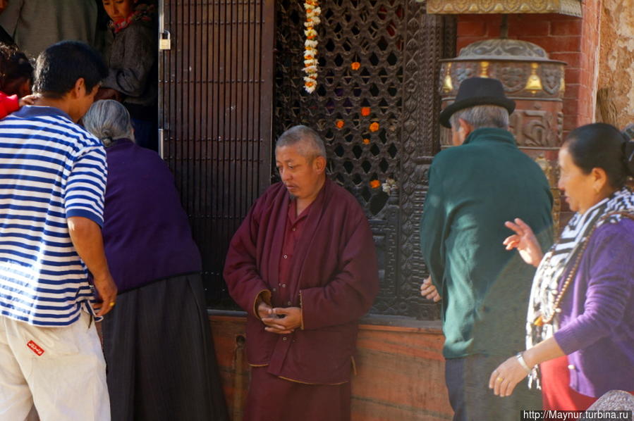 Старейшая  и  крупнейшая  буддийская  ступа Боднахт... Катманду, Непал