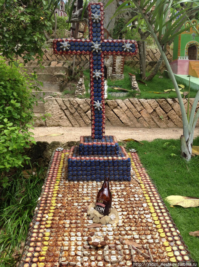 Могила любителя пива на мексиканском кладбище Штат Кинтана-Роо, Мексика