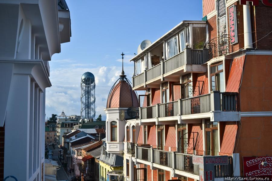 Отель Anadolu, состоит из двух корпусов, жили мы в новом, а вот завтракали через дорогу в старом здании. Едальня расположена на крыше, с которой открываются, панорамные виды на улицы и крыши старого Батуми. Батуми, Грузия