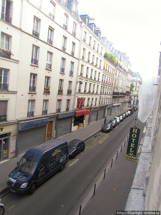 Все витрины закрыты щитами на выходные Париж, Франция