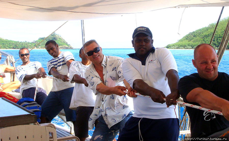 Все мужчины с удовольствием помогали ставить паруса Остров Дравака, Фиджи