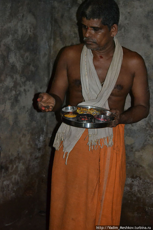 Монах в индуистском храме Гокарна, Индия