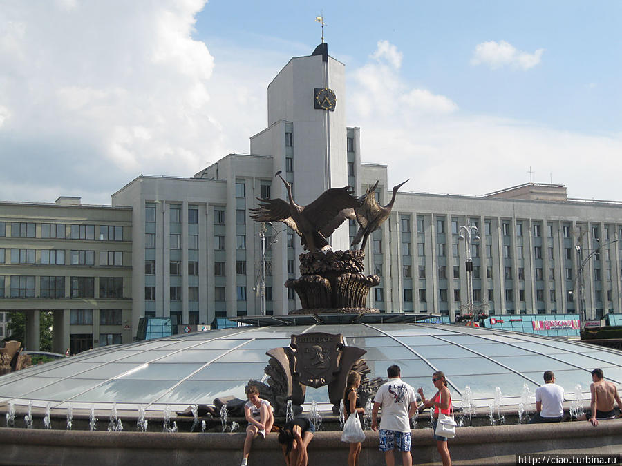В подземной части площади Независимости размещен 3-этажный торговый центр «Столица», купол которого виден на фотографии. Минск, Беларусь
