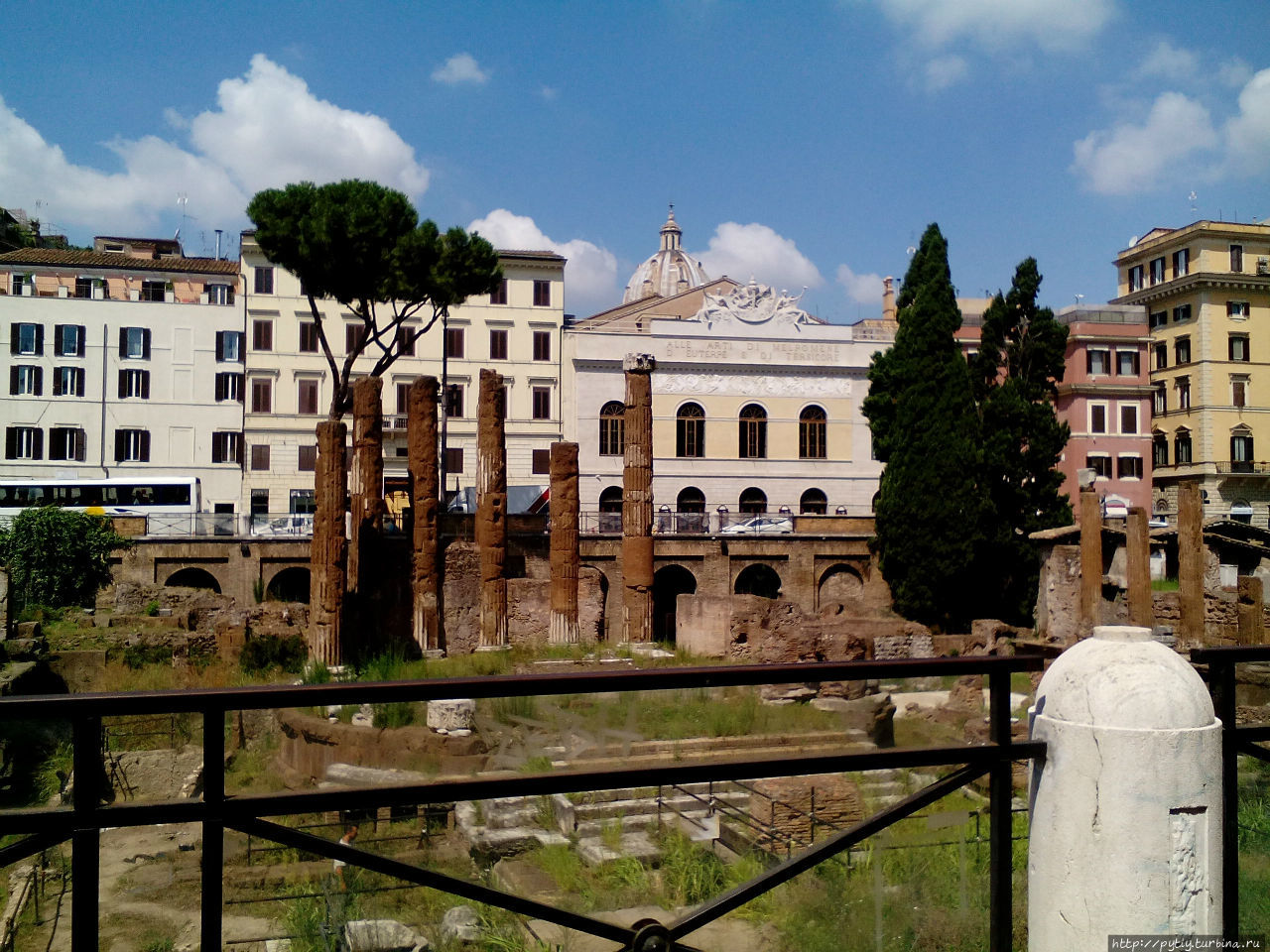 По рассказу экскурсовода — на этом месте убили Юлия Цезаря Рим, Италия