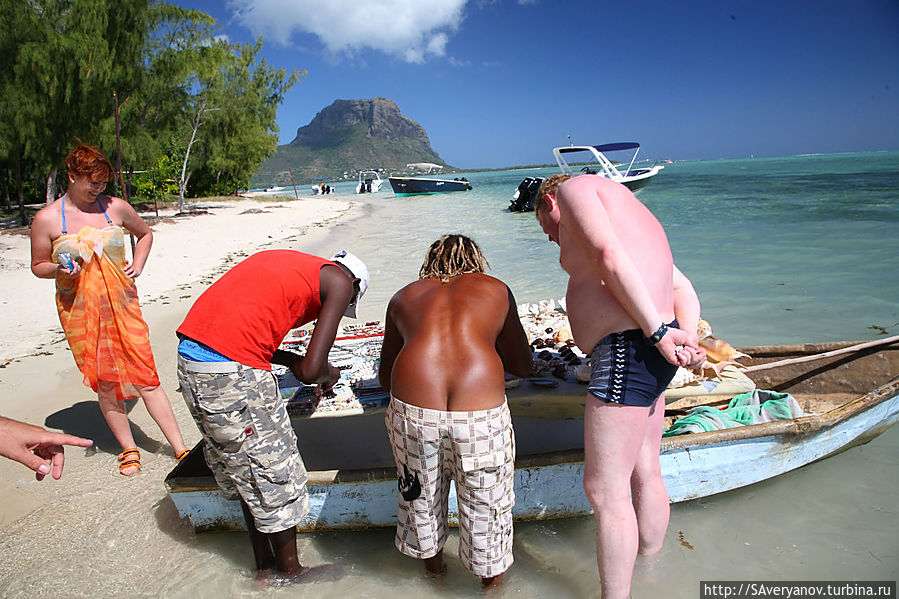 Ознакомление с сувенирной продукцией Блю-Бей, Маврикий