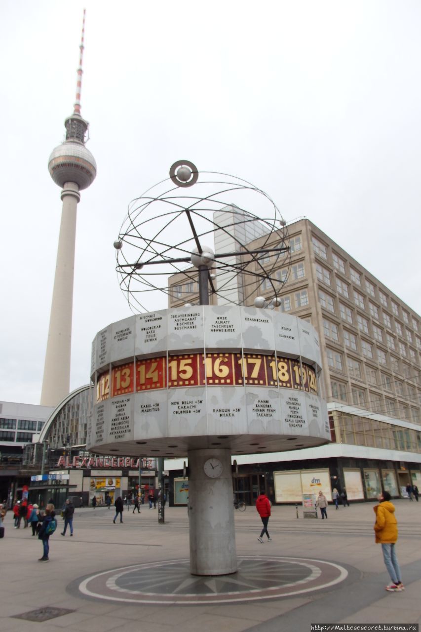 Часы мира в центре Берлина на Александрплац Берлин, Германия