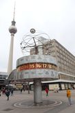 Часы мира в центре Берлина на Александрплац