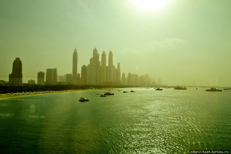 На горизонте виднеется район Дубай Марина. Дубай, ОАЭ