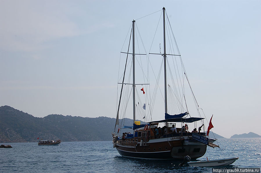 Корабль плывёт к острову Кекова Остров Кекова, Турция