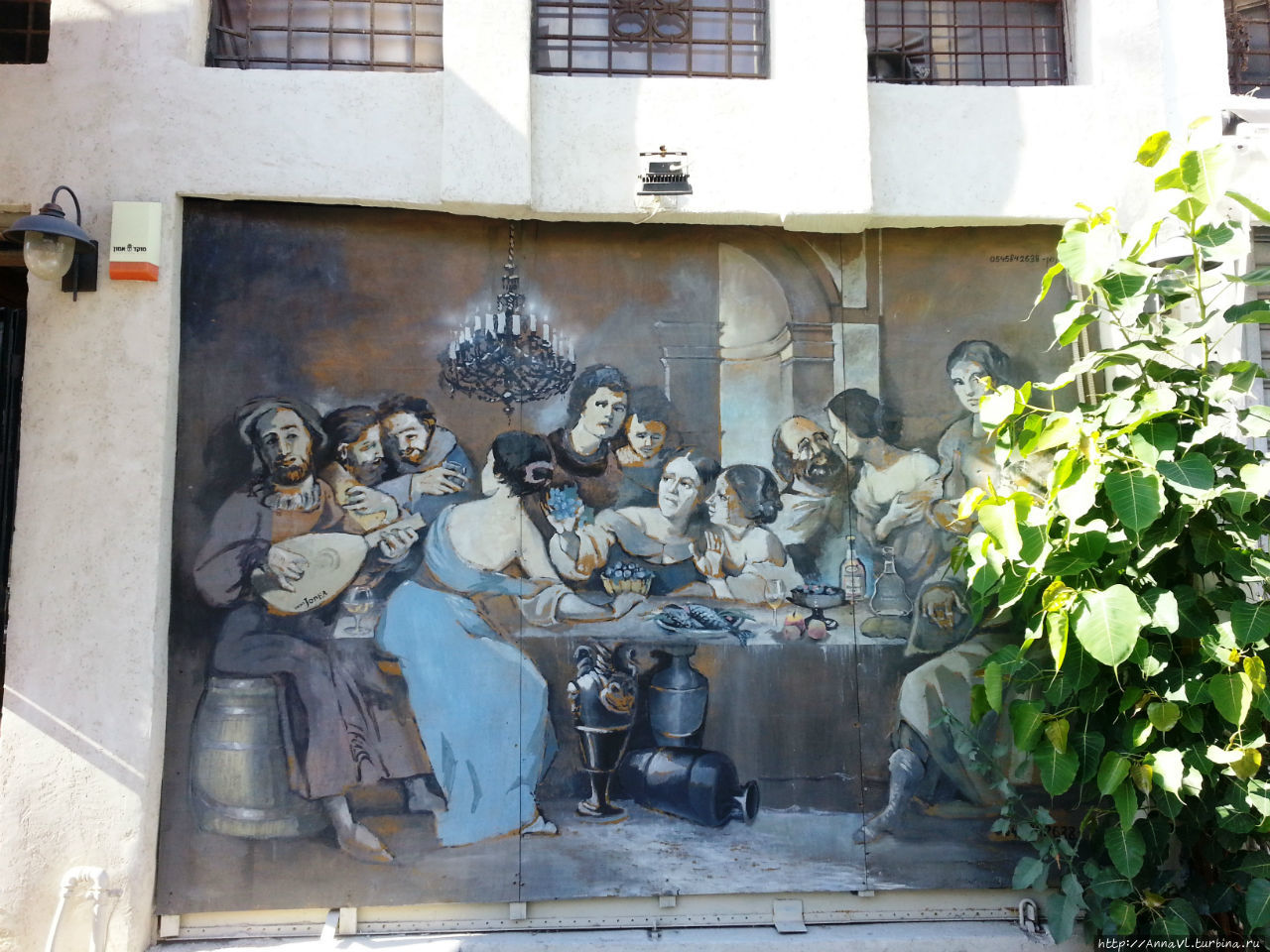На одной из стен — настоящая фреска! Обалдеть! Тель-Авив, Израиль