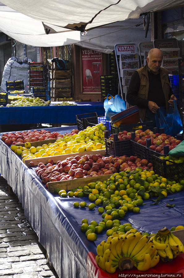 Рынки невероятны, огромны, дешевы и крикливы. Утром там как-то поспокойнее. Стамбул, Турция