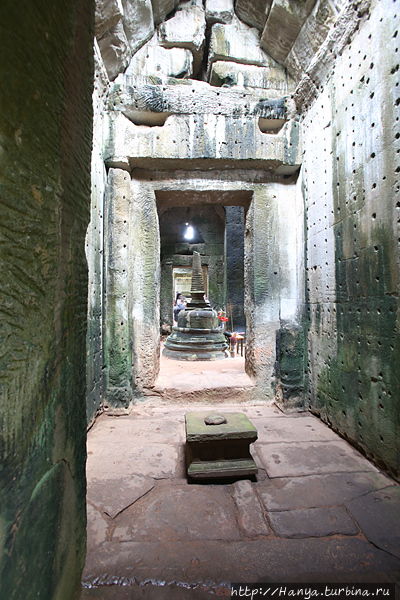 На стенах следы от крепления давно украденных бронзовых пластин, которыми были украшены стены центрального святилища в храмовом комплексе Пре-Кхан