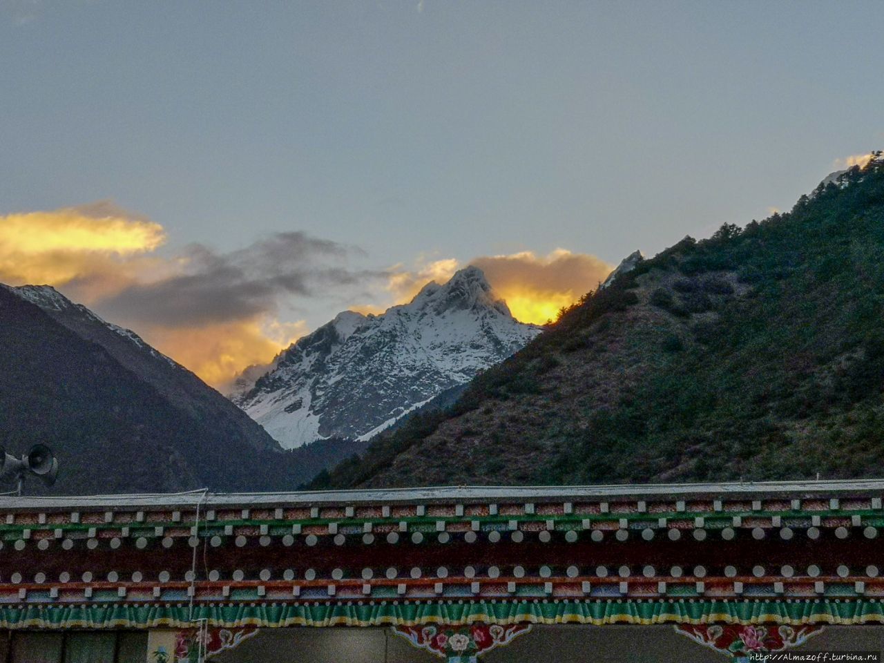 Ночь в буддийском монастыре в Восточном Тибете