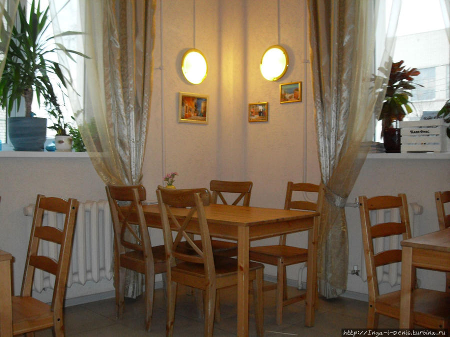 В кафе всего 5 столиков, так что в обеденное время может быть много страждущих вкусной и доступной еды студентов Казань, Россия