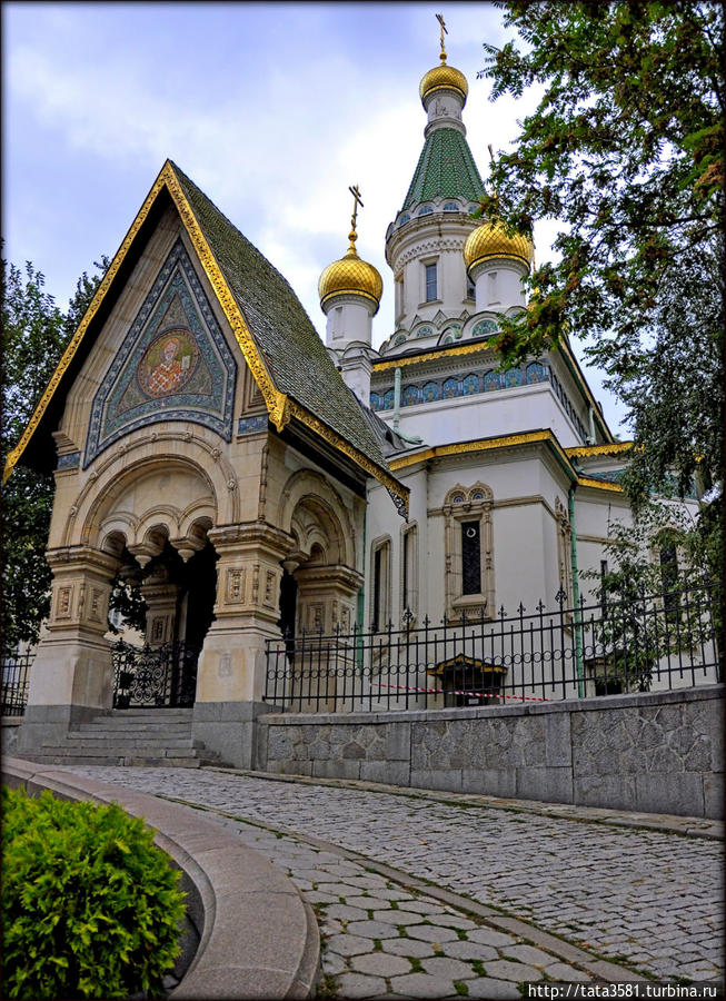 Русская Церковь Святого Николая была построена в 1912 -1914 годах для русской общины в Софии и названа в честь Святителя Николая Чудотворца. Дизайн церкви разработан под влиянием тенденций русской архитектуры.