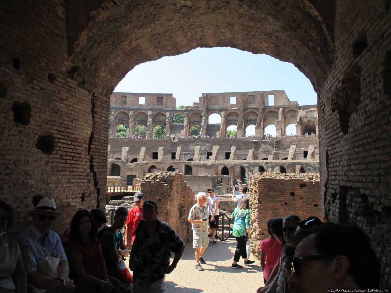 Та самая арка, где предавались сиесте туристы со своим гидом. Рим, Италия