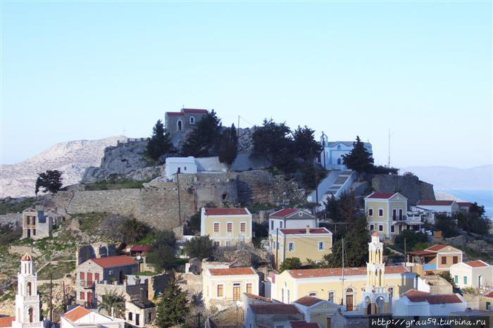 Церкви в Хорио возле бывшей крепости (фото из греческого Интернета) Остров Сими, Греция