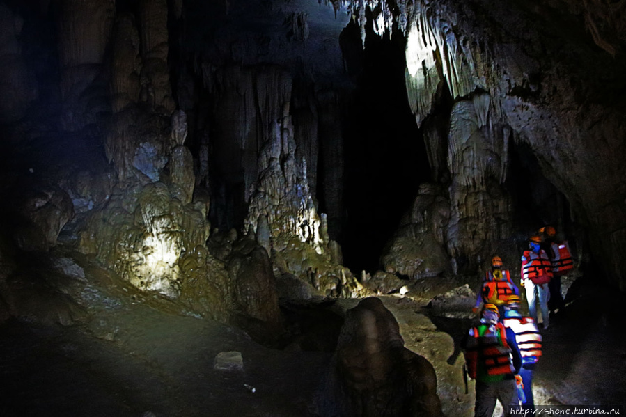 Полые скалы Вьетнама: долина Tan Hoa и первая пещера Фонгня-Кебанг Национальный Парк, Вьетнам