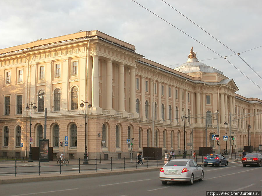 Александр Фёдорович Лобзин закончив гимназию в 16 лет поступил в Московский университет. Легко ему давались как математика, так и языки. Выбрал гуманитарные науки, выучил все европейские языки. В университете преподавали Шварц и Новиков, известные масоны. Заметили способного юношу, приняли в ложу. (Обычно в масонские ложи принимали уже успешных, состоявшихся, зрелых мужей).