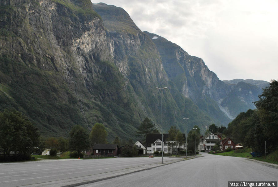 В конце этой улицы дорога на Флом через недра горы Гудванген, Норвегия