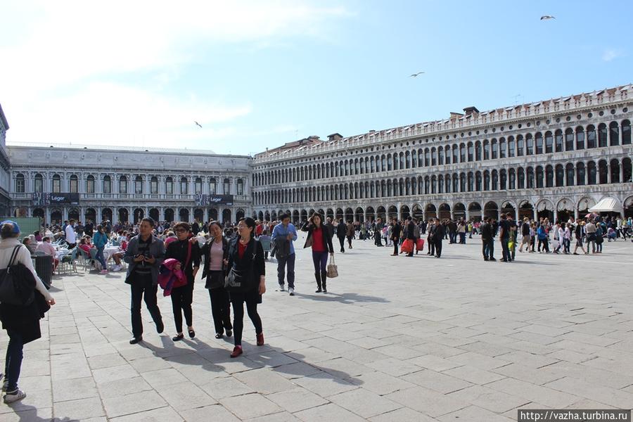 Дворец  Дожей и люди на площади Сан Марко. Венеция, Италия
