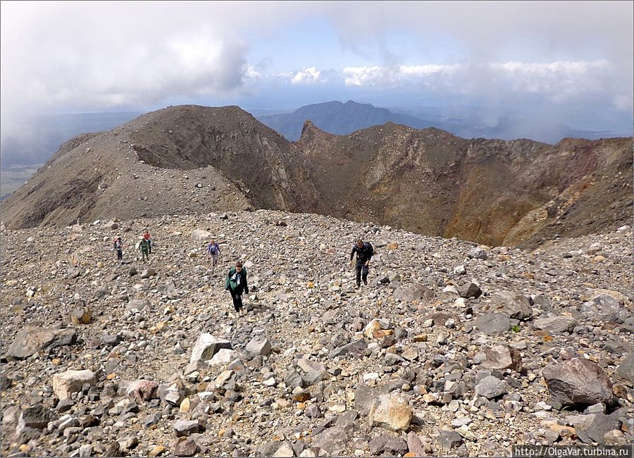 Три часа, проведенные на вулкане, пролетели совсем незаметно. Уходить не хотелось, но надо было возвращаться назад...