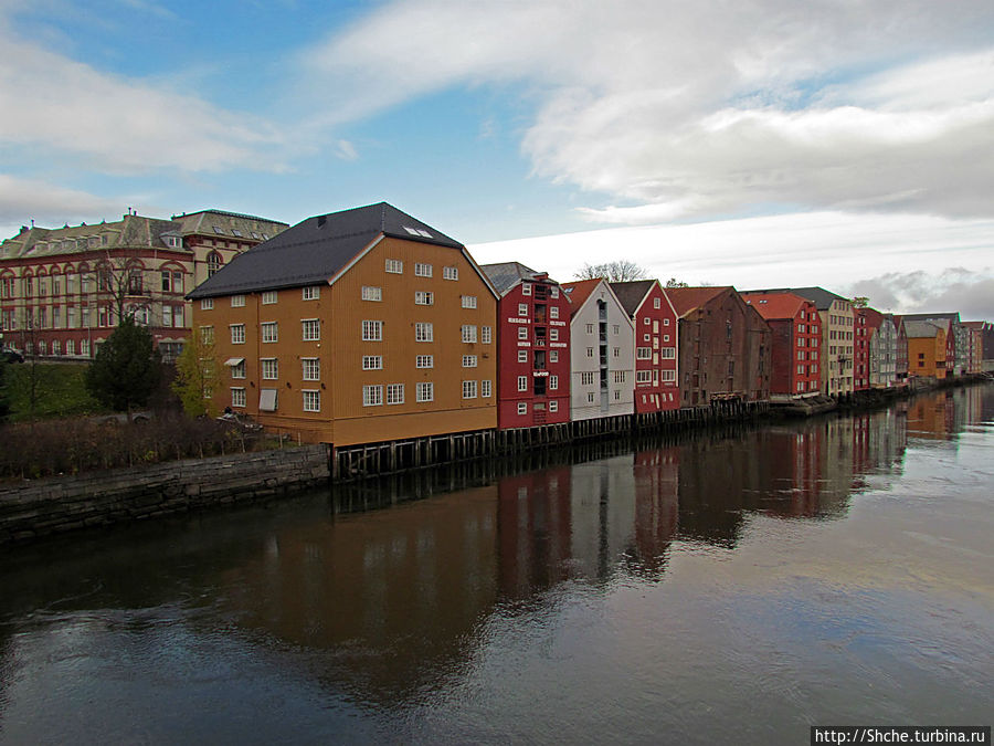 здесь мы перешли через реку, так выглядит левая сторона нашей улицы, только с реки