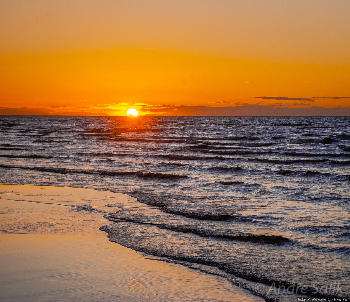 Волны рижского залива на закате Рига, Латвия