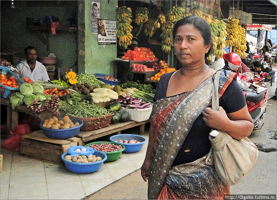 А это городской рыночек, куда мы заехали прикупить фруктов Анурадхапура, Шри-Ланка