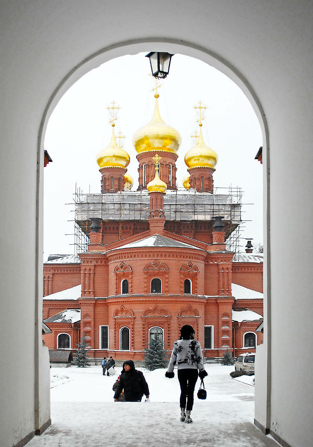 В городе настолько много куполов, что проезжающие мимо чувствуют тут повышенную духовность.