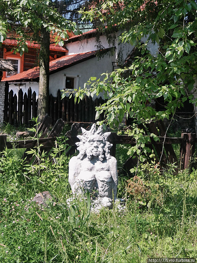 Кто — то притаился в травке