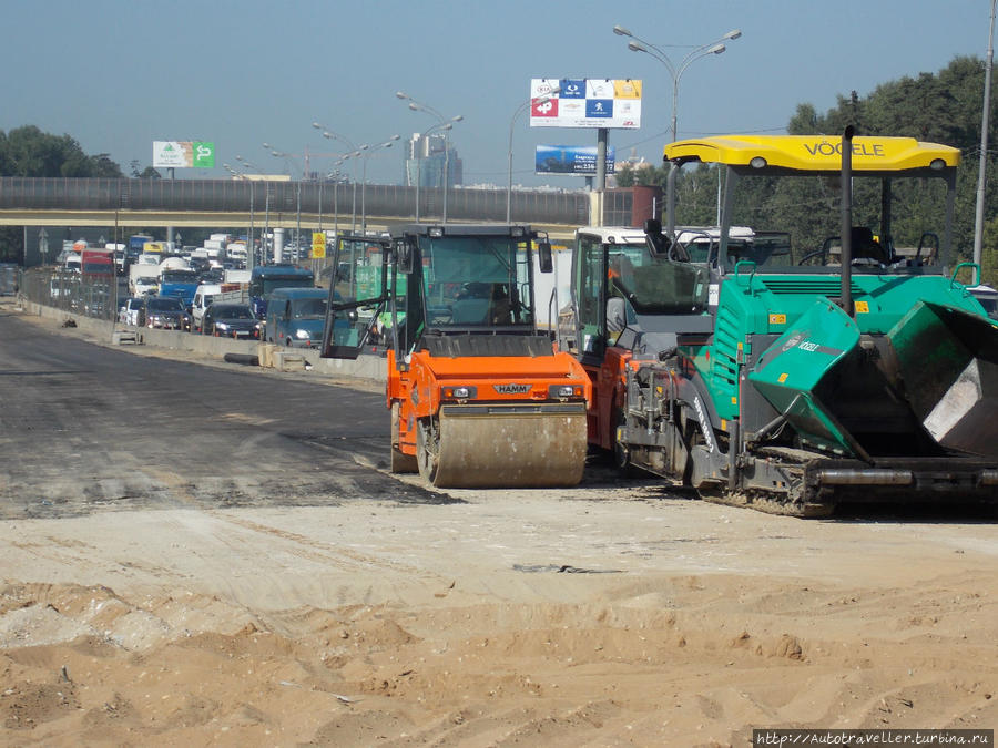 Москва строит дороги.