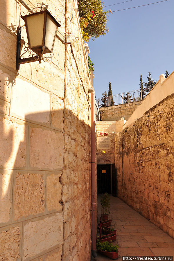 За входом в храм, чуть правее — открытый коридов ведет в крипту. Иерусалим, Израиль