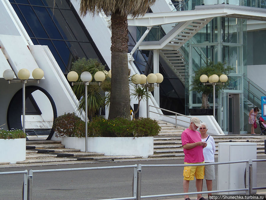 Туристы в Виламоре. Розовая футболка в этом сезоне очень любима мужчинами — гостями с британских островов. Виламора, Португалия