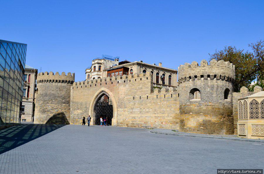 Обязательным местом для посещения в Баку, является дворец Ширваншахов, расположенный за стенами Старого города. Баку, Азербайджан