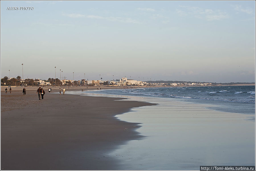Волны океана накатывают на много метров...
* Агадир, Марокко