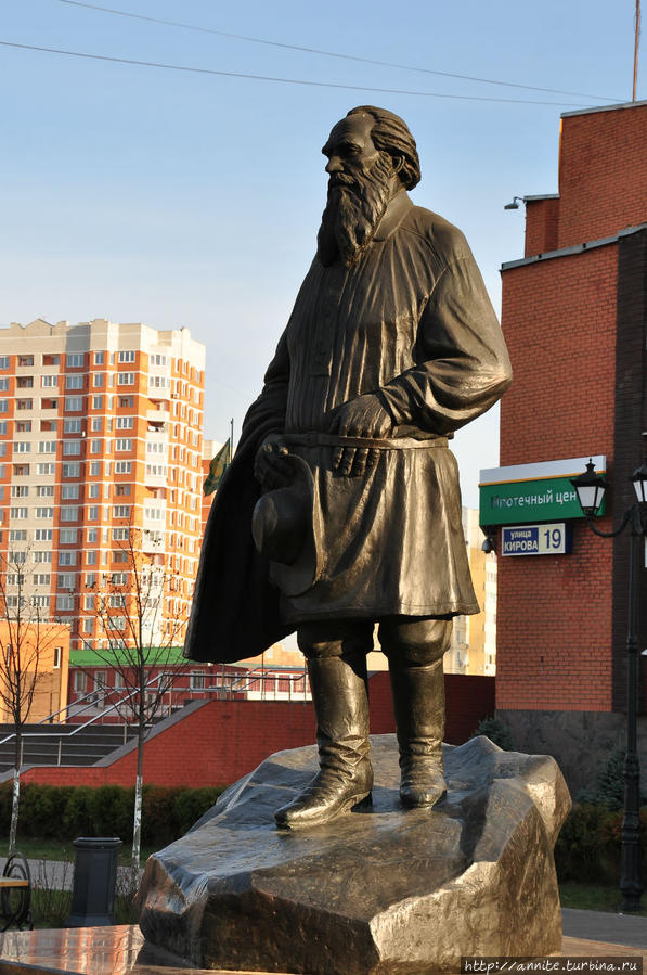 Памятник Льву Толстому Подольск, Россия