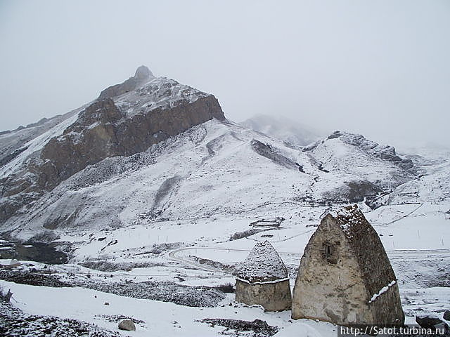Мавзолеи на фоне горы Зинки Майкоп, Россия