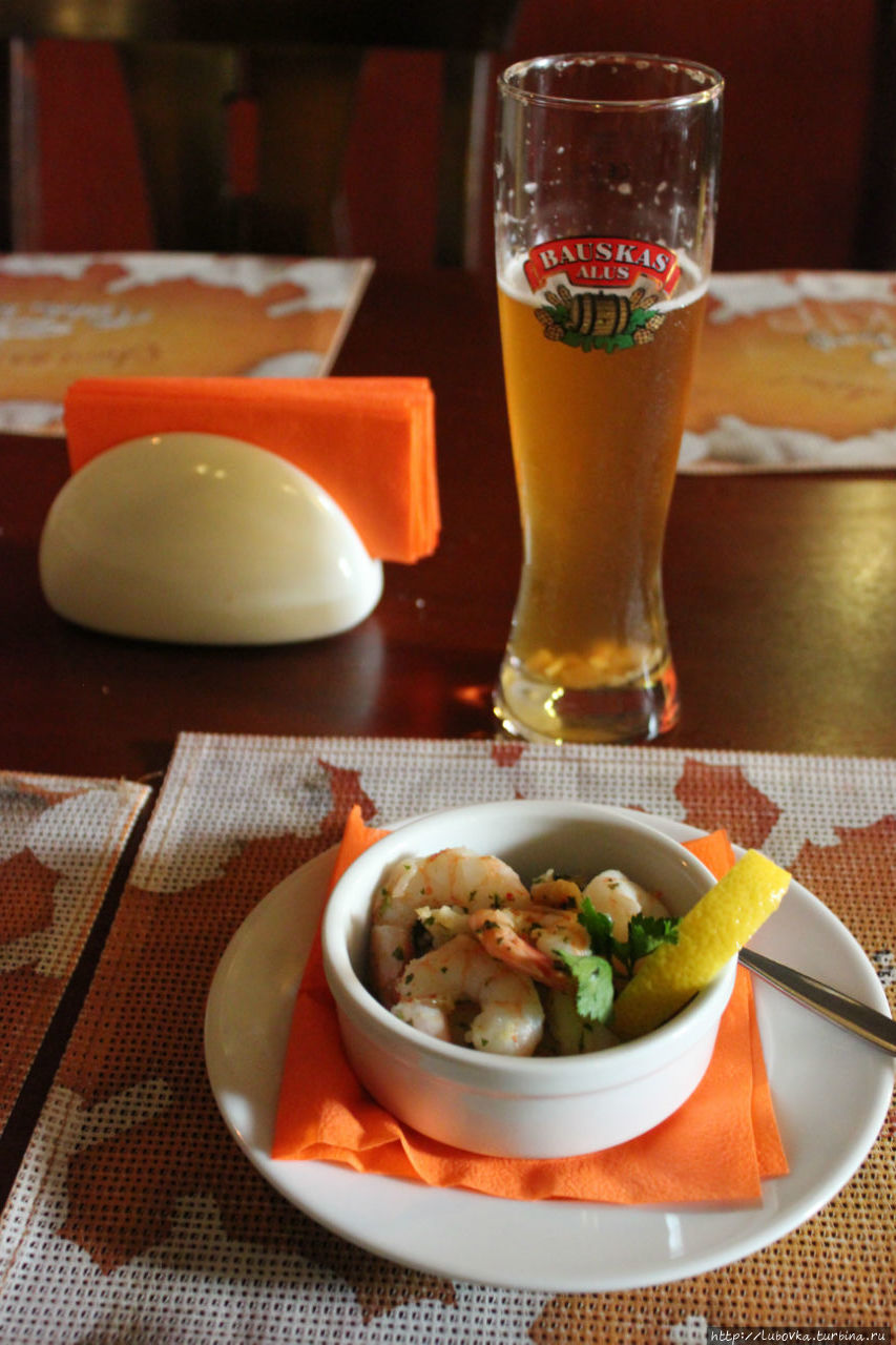 Креветки жареные в чесночном масле и латвийское пиво Bauskas с резаным чесноком. Рига, Латвия