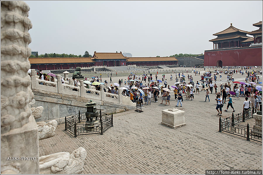 А вот и внутренняя площадь — 30 тысяч квадратных метров. Сложно передать ее размах на фото...
*