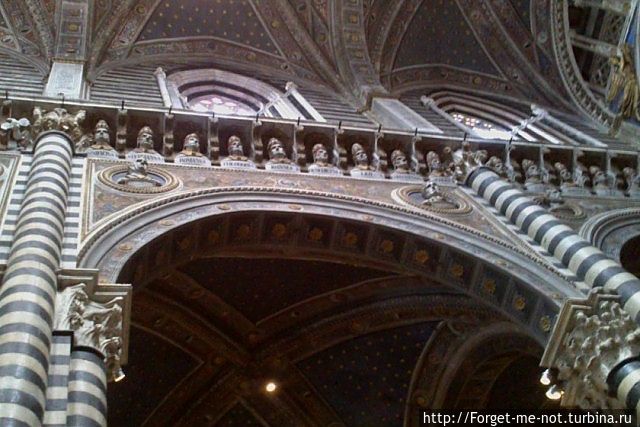 Бесконечные папские головы под потолком