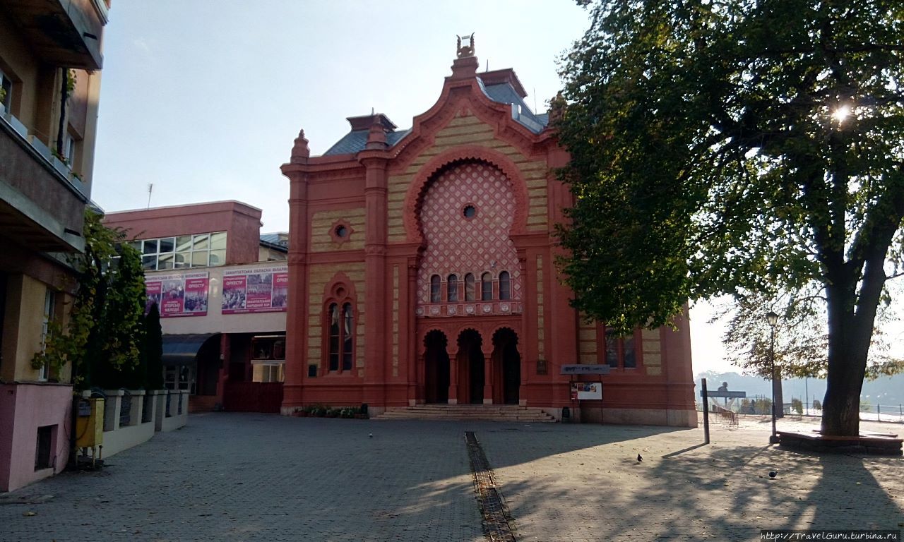 Бывшая синагога, а ныне филармония Ужгород, Украина