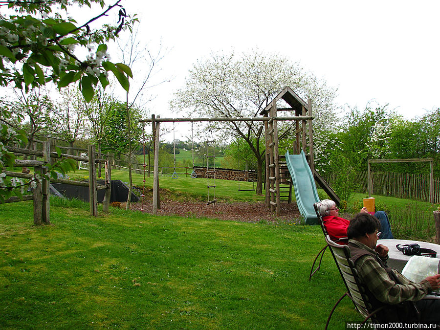 Детская площадка в саду Провинция Люксембург, Бельгия