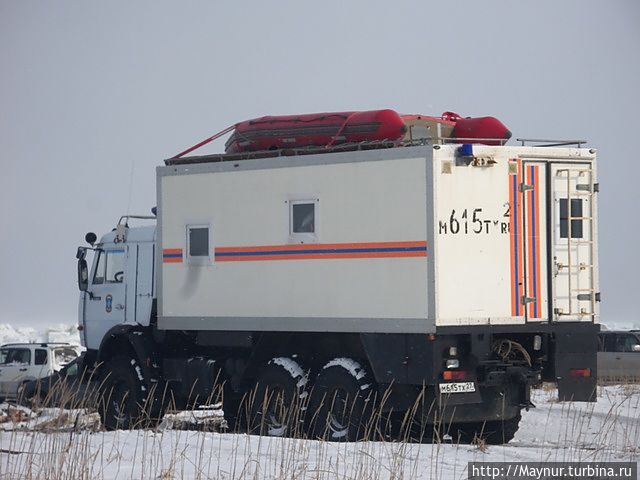 Дежурная машина МЧС, на случай отрыва льда. Южно-Сахалинск, Россия
