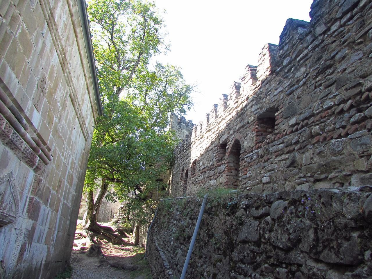 Военно-грузинская дорога. Древняя крепость Ананури на озере Ананури, Грузия